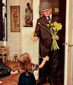 Povel kommer med p&aring;skliljor till lilla dottern Lotta, 1960